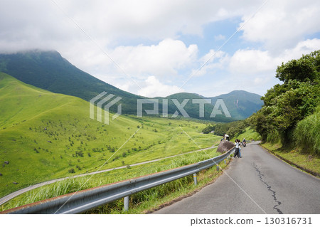 大分縣、由布院、由布山、山波高速公路 大分縣、由布院、由布山、山波高速公路 130316731