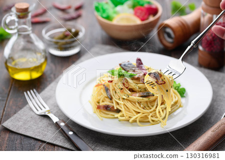 香噴噴的辣椒風味意麵，配鯖魚乾和紅辣椒 | 新鮮烹製的熱騰騰的意大利美食照片 130316981