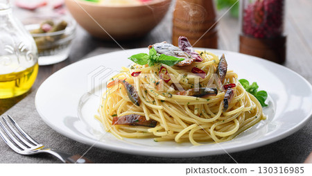 香噴噴的辣椒風味意麵，配鯖魚乾和紅辣椒 | 新鮮烹製的熱騰騰的意大利美食照片 130316985