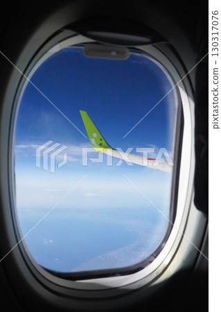 從飛機窗口的視圖 130317076