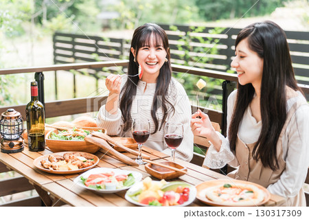 女顧客在露臺上喝酒,女性旅行,旅行,午餐,美食 女顧客在露臺上喝酒,女性旅行,旅行,午餐,美食 130317309