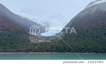 山脈之間的冰川未延伸至大海(洛斯冰川國家公園) 山脈之間的冰川未延伸至大海(洛斯冰川國家公園) 130317463