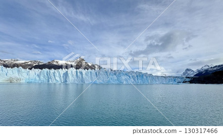 佩里托莫雷諾冰河與藍天的鳥瞰圖 130317466