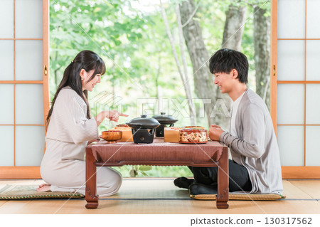 在日式旅館享用懷石料理的情侶（客房餐、懷石餐、禦膳、豪華餐） 130317562