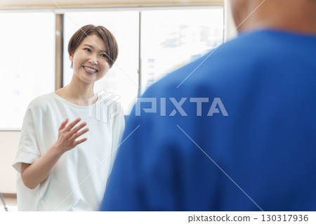 整骨醫師和病人 130317936