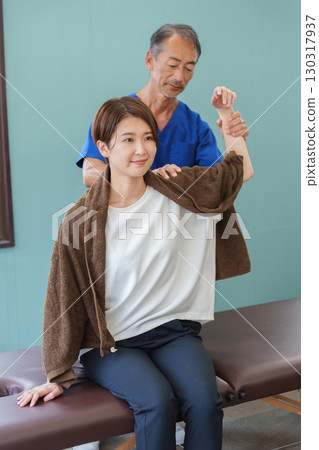 整骨醫師和病人 130317937