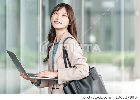 帶筆記型電腦的時尚女性/設計師/女商人 帶筆記型電腦的時尚女性/設計師/女商人 130317999