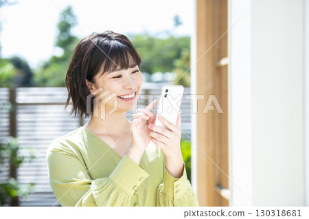 年輕女子在智慧型手機上搜索 130318681