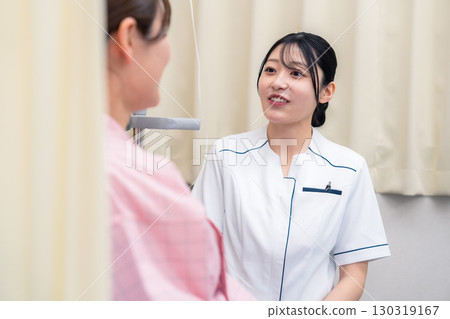 一名女醫護人員與住院病患交談 一名女醫護人員與住院病患交談 130319167