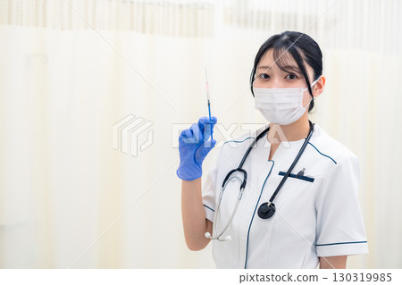 拿著注射器的年輕女性醫護人員 130319985
