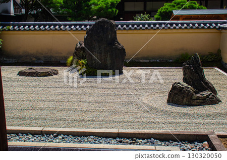 [Kyoto Scenery] Ryugen-in Temple: Unique and Impressive Zen Gardens 130320050