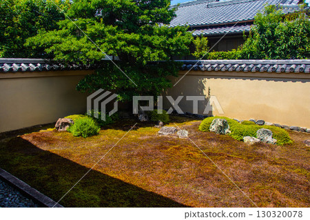 [Kyoto Scenery] Ryugen-in Temple: Unique and Impressive Zen Gardens 130320078