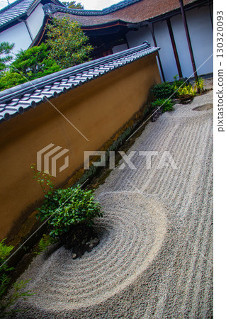 [Kyoto Scenery] Ryugen-in Temple: Unique and Impressive Zen Gardens 130320093