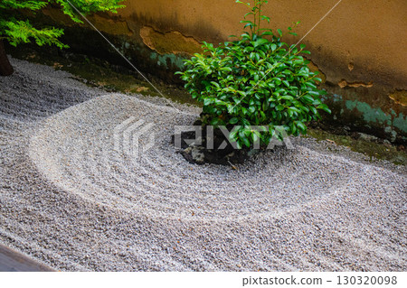 [Kyoto Scenery] Ryugen-in Temple: Unique and Impressive Zen Gardens 130320098