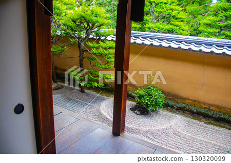[Kyoto Scenery] Ryugen-in Temple: Unique and Impressive Zen Gardens 130320099