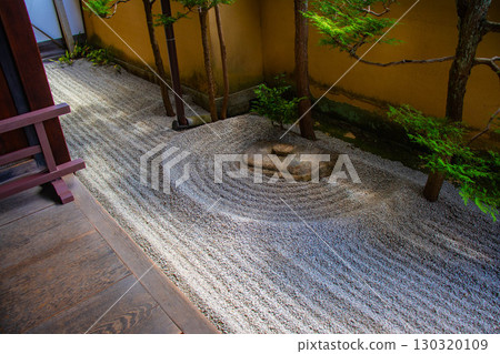 [Kyoto Scenery] Ryugen-in Temple: Unique and Impressive Zen Gardens 130320109