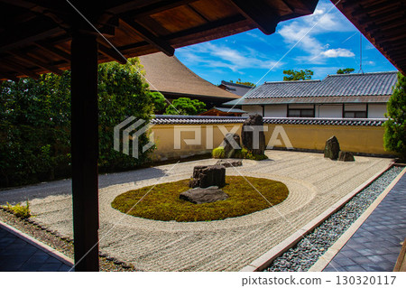 [Kyoto Scenery] Ryugen-in Temple: Unique and Impressive Zen Gardens 130320117