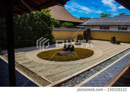 [Kyoto Scenery] Ryugen-in Temple: Unique and Impressive Zen Gardens 130320122