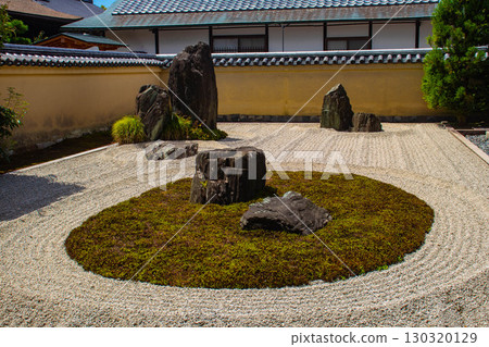 [Kyoto Scenery] Ryugen-in Temple: Unique and Impressive Zen Gardens 130320129