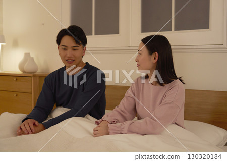 一對夫婦在床上聊天 130320184