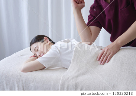 女按摩師進行背部按摩 130320218
