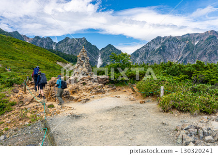 從八方池登山道的第二座石堆上眺望唐松山 130320241