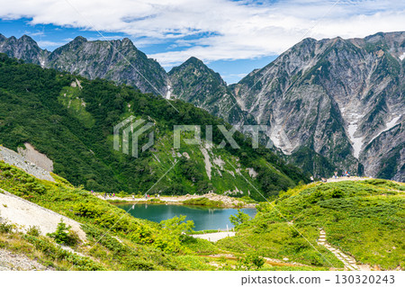 從唐松山登山道眺望八方池和唐松山 130320243