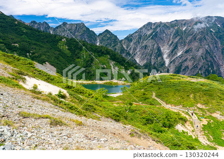 從唐松山登山道眺望八方池和唐松山 從唐松山登山道眺望八方池和唐松山 130320244
