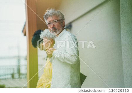 一位年輕的房屋銷售員和一對老年夫婦 130320310