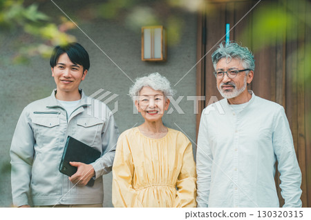 一位年輕的房屋銷售員和一對老年夫婦 130320315