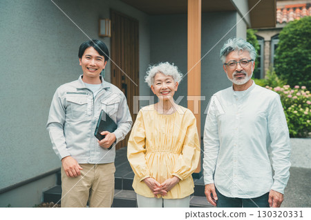 一位年輕的房屋銷售員和一對老年夫婦 130320331