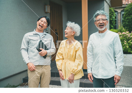 房屋銷售員和老年夫婦 130320332