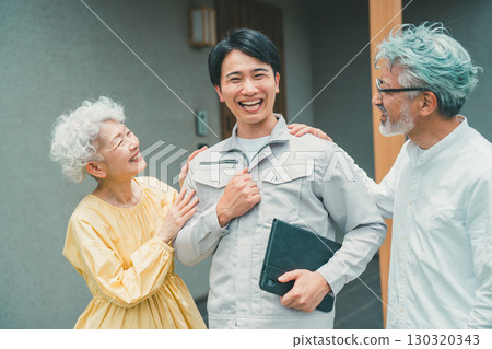 一位可靠的房屋銷售員和一對老年夫婦 130320343