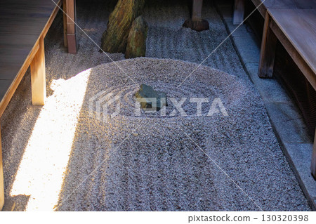 [Kyoto Scenery] Ryugen-in Temple: Unique and Impressive Zen Gardens 130320398