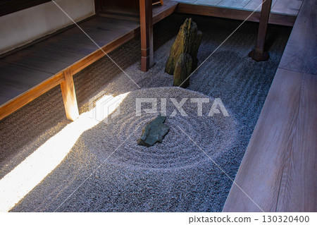 [Kyoto Scenery] Ryugen-in Temple: Unique and Impressive Zen Gardens 130320400