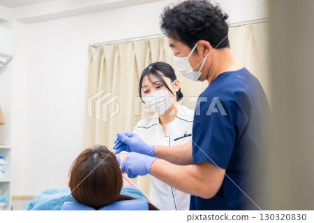 做牙科治療的牙醫人 130320830