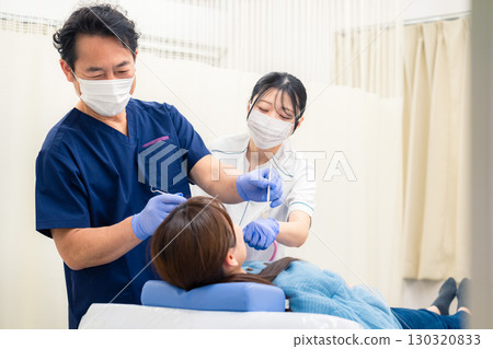 做牙科治療的牙醫人 130320833