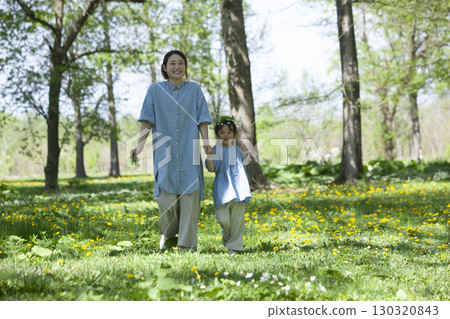 父母和孩子們在大自然中玩耍 130320843