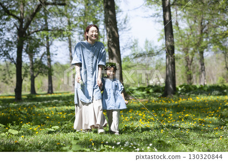 父母和孩子們在大自然中玩耍 父母和孩子們在大自然中玩耍 130320844