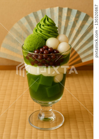 日式抹茶芭菲與榻榻米場景 130320867