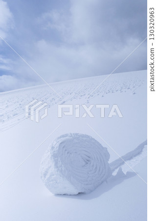 Snowy landscape of Tottori Sand Dunes 130320963