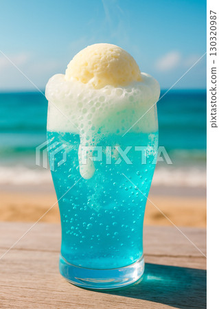 夏天在海灘享用的藍色奶油蘇打水 130320987