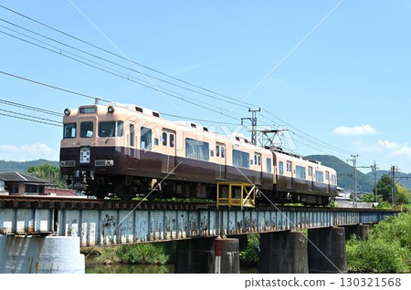 Meitetsu Hiromi Line 6000 series train 6010 chocolate two-tone train crossing the Kani River 130321568