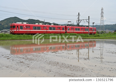 名鐵廣見線6000系列列車6011號有白色條紋,行駛在禦岳的稻田中 名鐵廣見線6000系列列車6011號有白色條紋,行駛在禦岳的稻田中 130321796