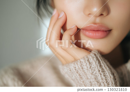 Winter moisturizing care with sweater-wrapped hands and lips (cosmetics, beauty, autumn/winter) 130321810