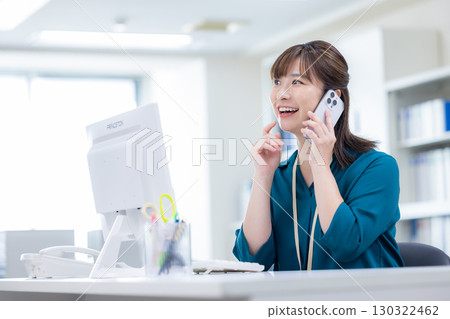 女商人用智慧型手機打電話 130322462