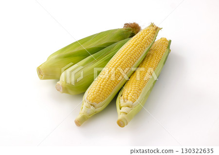 白色背景和北海道玉米 白色背景和北海道玉米 130322635