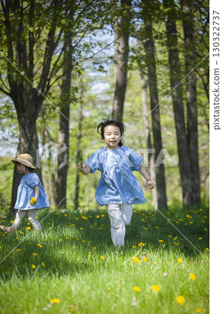 孩子們在田野裡玩耍 130322737