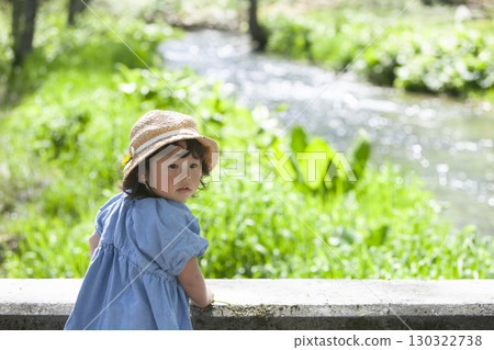 孩子們在公園裡玩 130322738