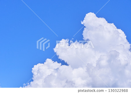 不斷發展的白雲和藍天 不斷發展的白雲和藍天 130322988